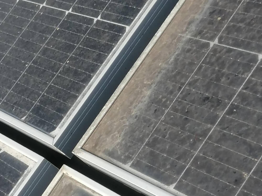 Чист соларен панел