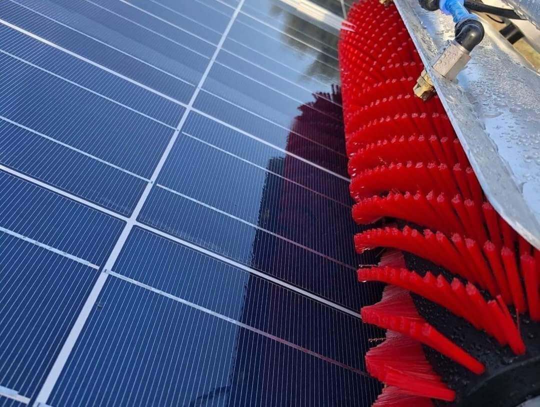 Почистване на соларни панели